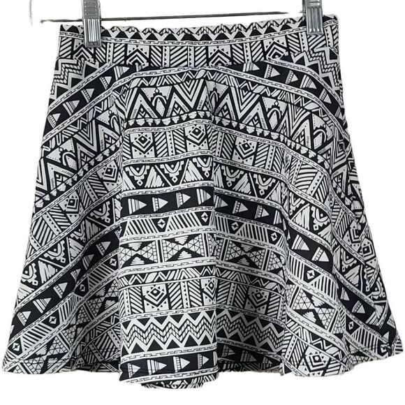 Aeropostale Skater Mini Skirt Black White Aztec Tribal Print XS Ponte Stretch - Picture 1 of 6